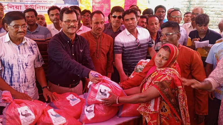 সাতক্ষীরার তালায় বানভাসিদের মাঝে ত্রাণ সামগ্রী বিতরণ করলেন বিএনপির কেন্দ্রীয় নেতা ও সাবেক সাংসদ হাবি